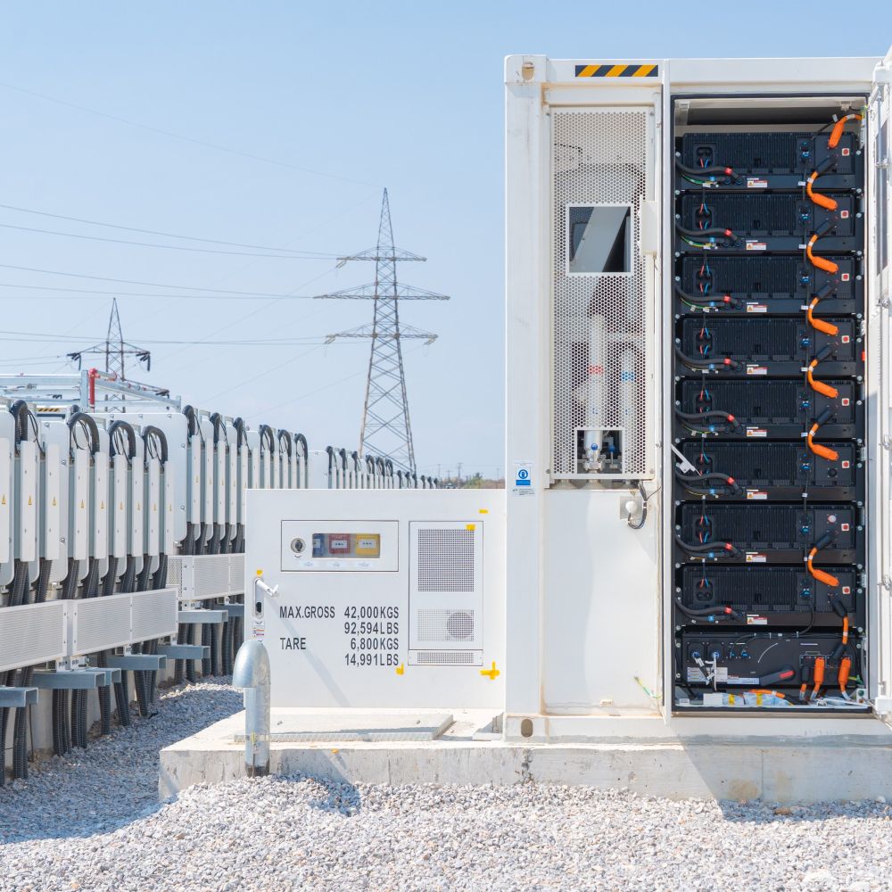 Pogled na unutrašnjost baterijskog bloka u okviru novog projekta kompanije HELLENiQ ENERGY za skladištenje električne energije na lokaciji industrijskog kompleksa u Solunu.